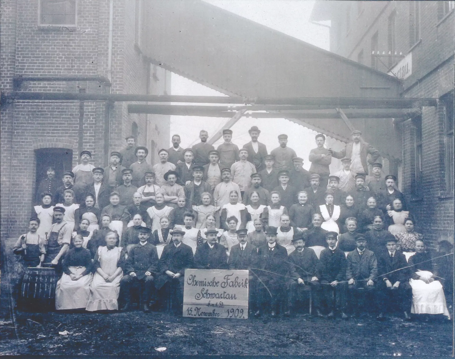 Bild der Belegschaft von 1909 der damals noch Chemischen Fabrik
