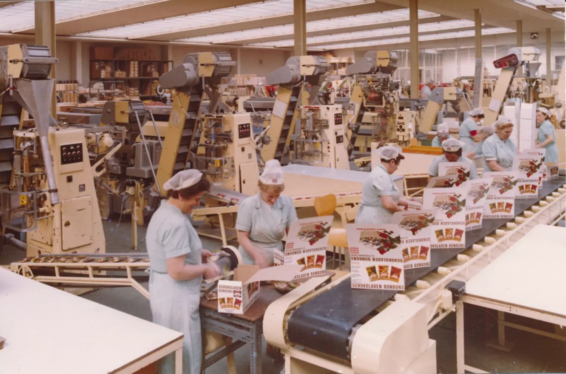 Blick in die Produktion der Bonbons von 1974 bei den Schwartauer Werken