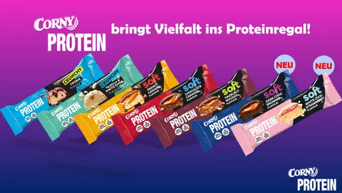 Hier sieht man alle Sorten unserer Corny Protein Range. Angefangen links bei der Sorte Corny Protein Chrunchy in der Sorte Cookie in hellblauer Verpackung, gefolgt von der Sorte Vanilla & White Choc in türkiser Verpackung. Die Variante soft gibt es in Peanut Caramel in gelber Verpackung. Chocolate Caramel in roter Verpackung und Hazelnut Nougat in brauner Verpackung. Die beiden neuen Sorten sind in dunkelblauer Verpackung Corny Protein Soft Dark Choc Brownie in dunkelblauer Verpackung und White Choc Strawberry in einer rose Verpackung.