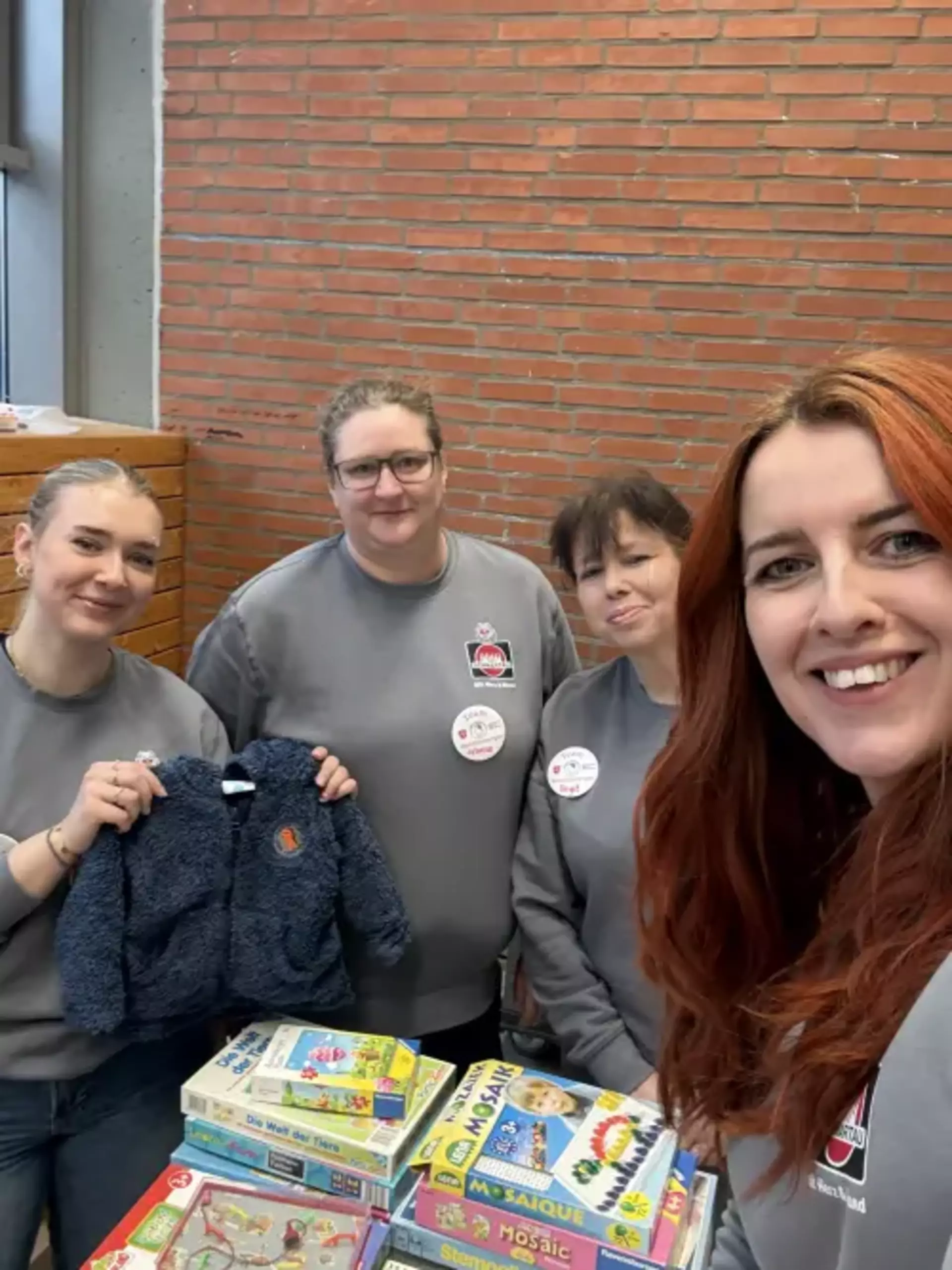 Ein Selfie von vier Kolleginnen am Stand der Kleiderkammer.