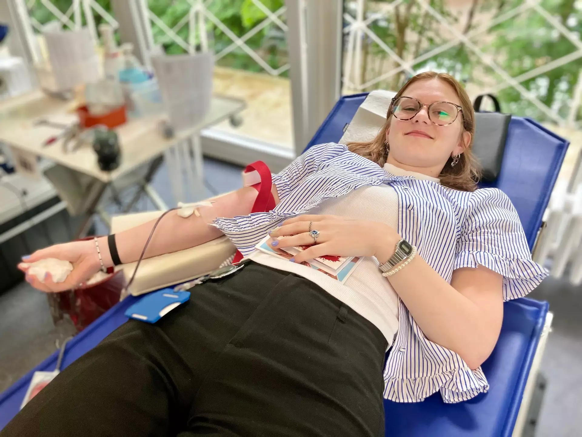 Unsere Azubine Emily liegt entspannt auf einer Blutspendeliege und spendet Blut bei der internen Blutspendeaktion der Schwartauer Werke.