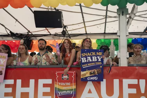 Teilnehmende auf dem Schwartauer Truck beim Christopher Street Day in Hamburg. Der Truck ist mit Regenbogenfarben dekoriert und setzt gemeinsam mit Schwartau und Corny ein sichtbares Zeichen für Vielfalt, Respekt und Akzeptanz.