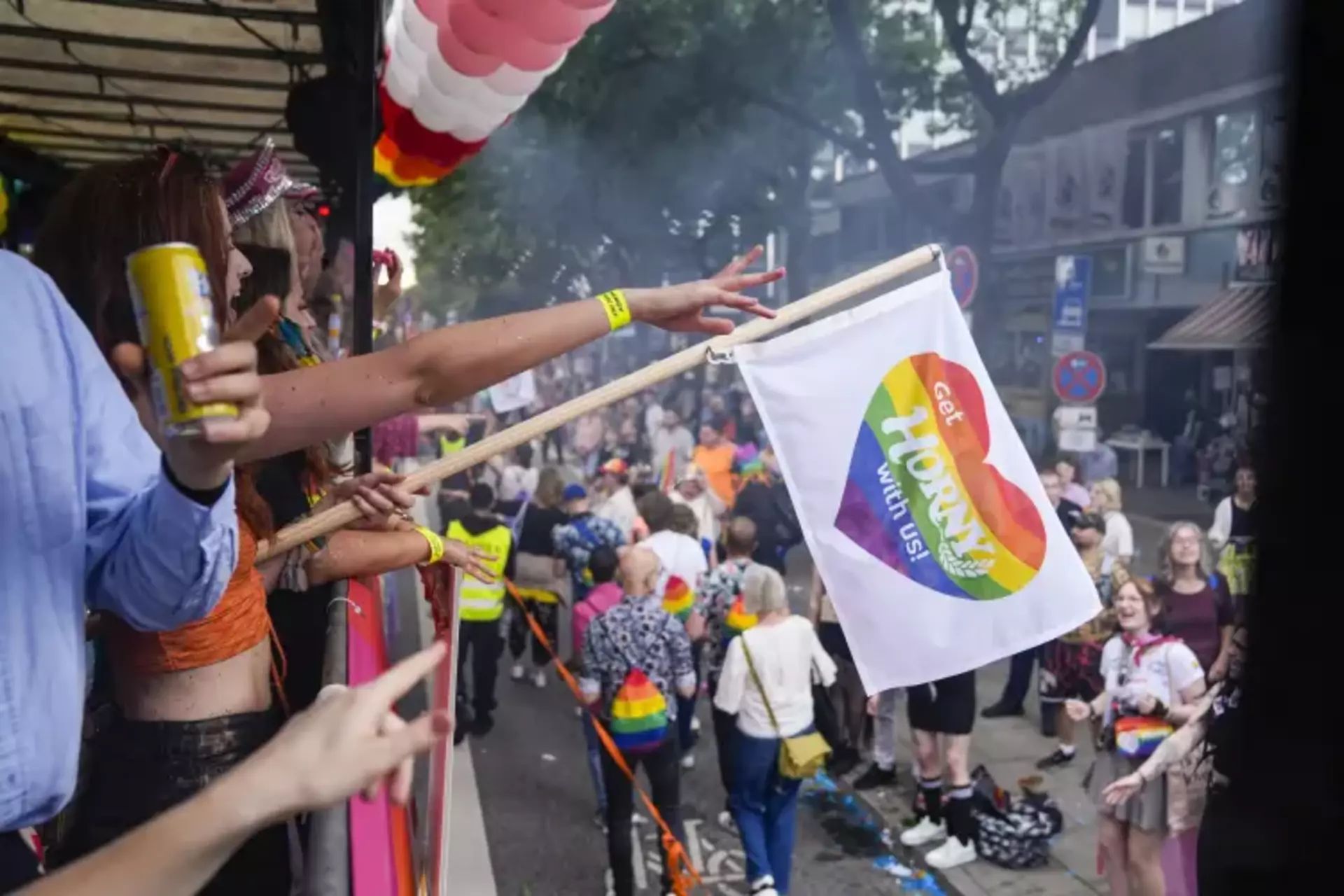 Eine Fahne mit "Get Horny with us" im Corny-Logo Stil wird von einem ruck aus geschwenkt.