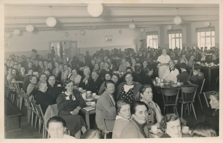 In dem Schwarz-weiß Bild sieht man die Schwartauer Betriebsversammlung im Speisesaal von 1934.