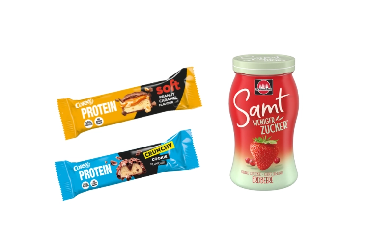 Auf dem Bild von 2023 sieht man eine Schwartau weniger Zucker Samt Erdbeere und zwei Protein Riegel, einmal Soft und Crunchy.