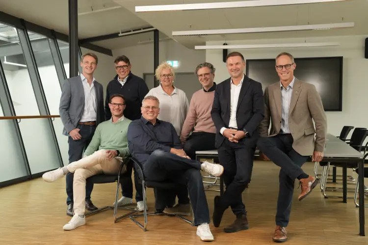  Von links nach rechts: Timo Schaper (Director Revenue Growth Management) , Marc Hinselmann (Head of Customer Management & Demand Planning Sales), Thorsten Westphal (Geschäftsleiter Vertrieb), Bettina Gott-Schlüter (Marketing Director), Florian Brombach (HR Director), Thomas Sauermann (Geschäftsführer Supply Chain), Markus Kohrs-Lichte (Vorsitzender der Geschäftsführung) & Jonas Forsell (CFO) 