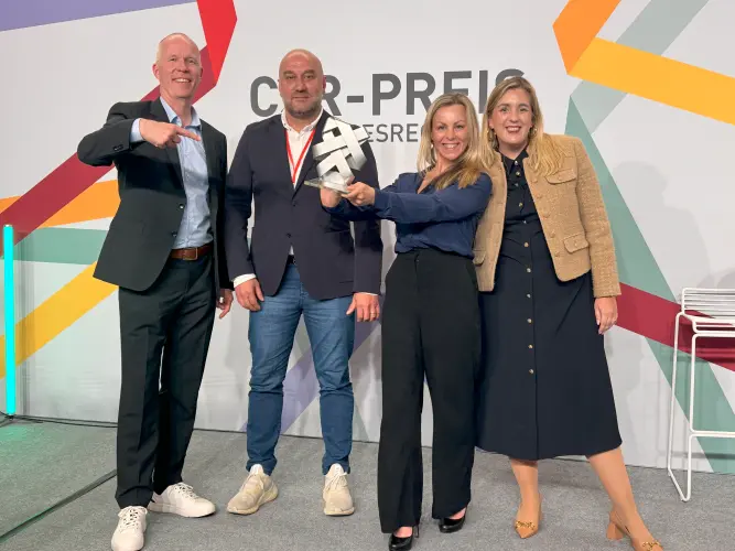 Auf dem Bild sieht man von links nach rechts Dr. Sebastian Portius, Kai Maack, Julia Schäfer und Vanessa Krabiell mit dem CSR-Preis 2025 der Bundesregierung Deutschland bei der Preisverleihung in Berlin.